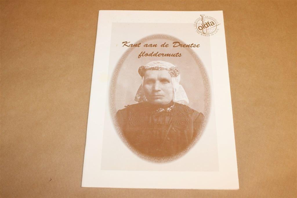 Kant aan de Drentse Floddermuts — Klederdracht, Ophalen of Verzenden, Gelezen