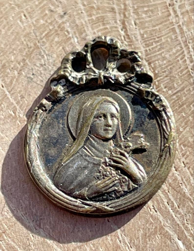 Religieuze medaille Heilige Theresia van Lisieux, Ophalen of Verzenden, Gebruikt, Sieraad, Christendom | Katholiek