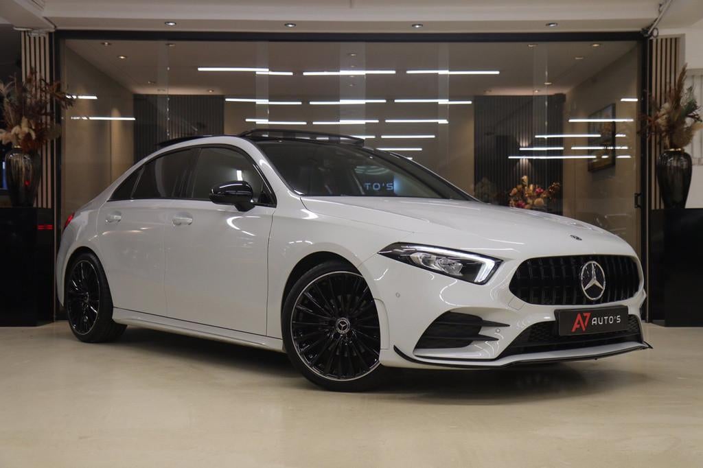 Mercedes-Benz A-klasse 200 AMG NAP /Pano/Carplay/Sfeerver/Bl, Gebruikt, Euro 6, 4 cilinders, Alcantara