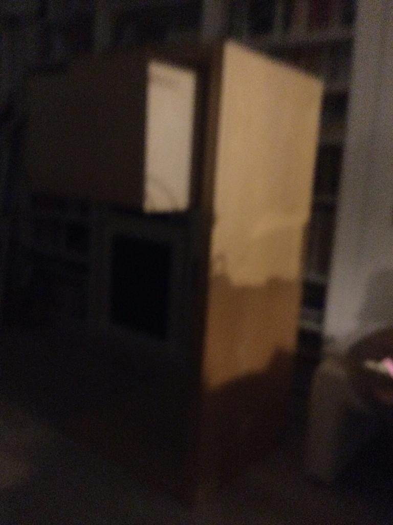 Bureau Malm met uitschuifbaar deelnemers GRATIS af te halen, Ophalen, Gebruikt