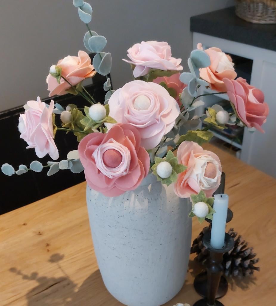 Boeket ranonkels van vilt met eucalyptus van vilt, Ophalen of Verzenden, Nieuw