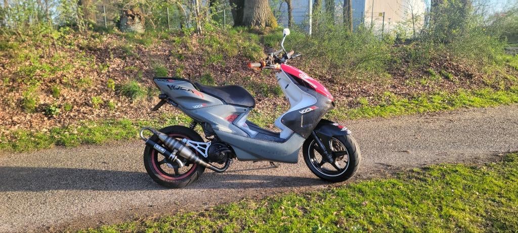 YAMAHA AEROX 2012 70CC Malossi met 123, Fietsen en Brommers, Scooters | Yamaha, Ophalen, Tweetakt, Aerox, Maximaal 45 km/u