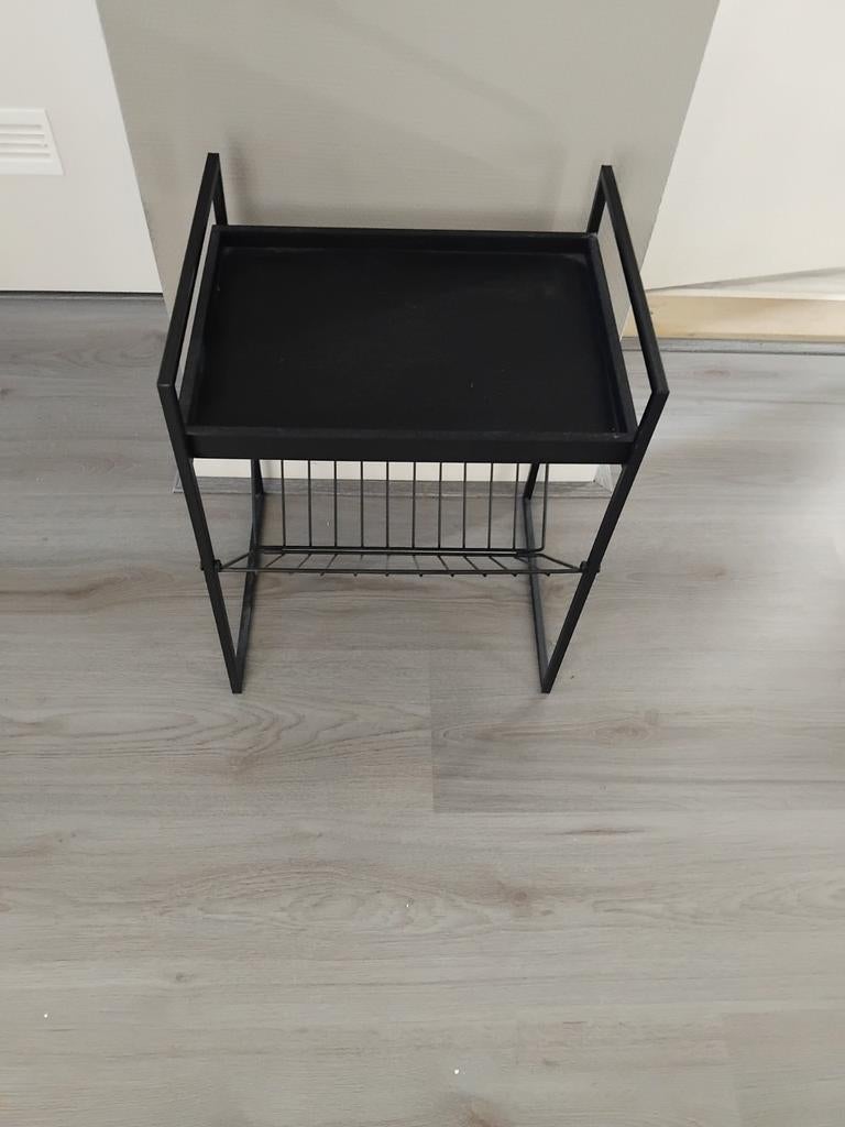 Zwart metalen bijzettafel met krantenmandje (Action), Huis en Inrichting, 45 tot 60 cm, Minder dan 55 cm, Gebruikt, Metaal of Aluminium