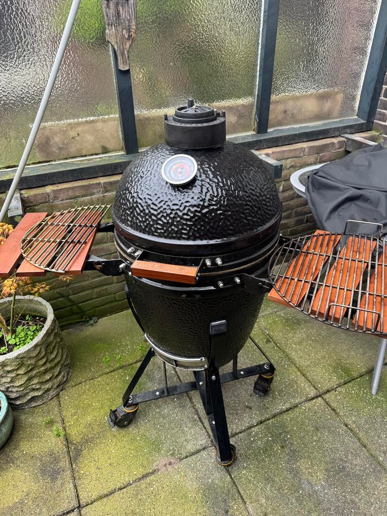 Bastard Medium (Kamado) met multilevel systeem en gietijzer, Ophalen of Verzenden, Gebruikt, Met accessoires