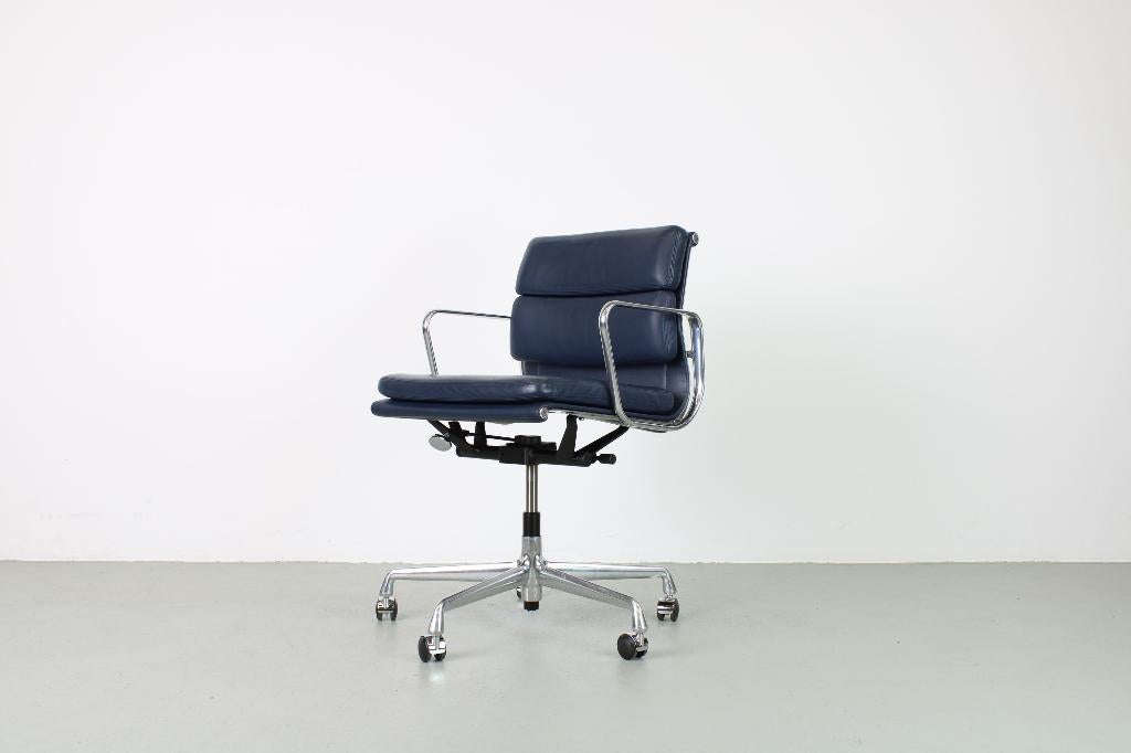 Vitra EA 217 Softpad bureaustoel, blauw leer, Aluminium, Huis en Inrichting, Bureaustoelen, Ophalen, Gebruikt, Blauw, Bureaustoel