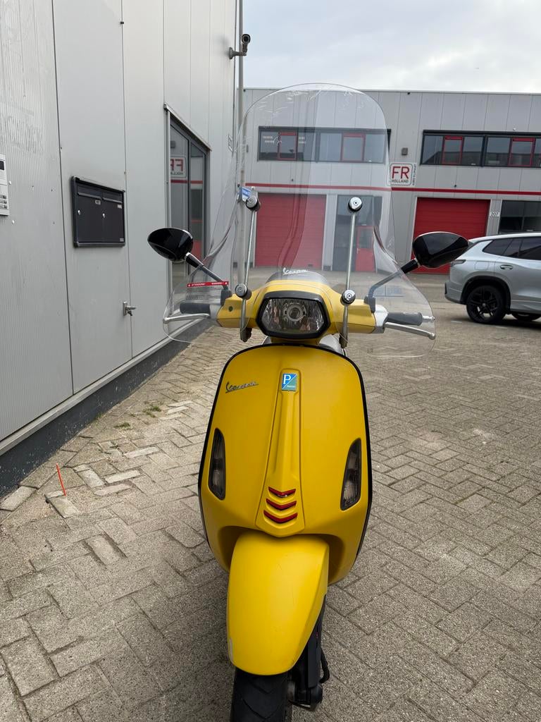 Vespa mat geel, Ophalen, Gebruikt, Benzine