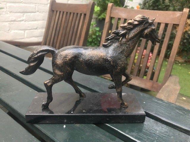 fraai metalen paarden beeld, gietijzer en marmer, Ophalen of Verzenden