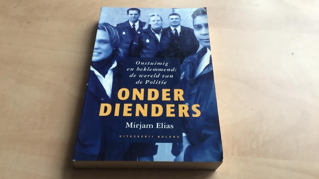 M. Elias - Onder dienders, Ophalen of Verzenden, Zo goed als nieuw, M. Elias, Nederland