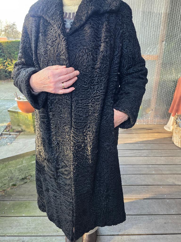 Bontmantel in Astrakan, lang zwart, maat ong.44, Ophalen of Verzenden, Zo goed als nieuw, Maat 42/44 (L), Zwart