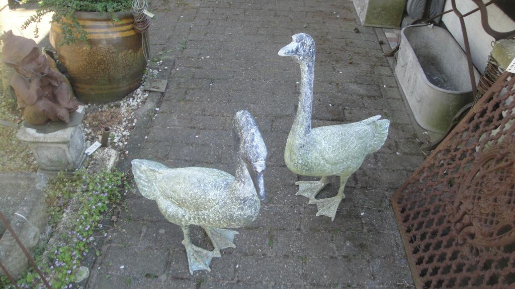 2 zwanen eenden gif groen mooie kleur, Tuin en Terras, Tuinbeelden, Ophalen of Verzenden, Nieuw, Metaal, Dierenbeeld