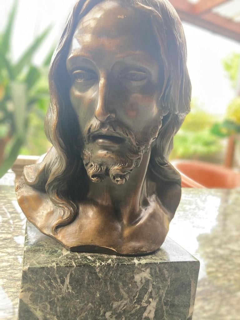 jezus beeld borstbeeld buste terracotta op marmeren sokkel, Antiek en Kunst, Ophalen