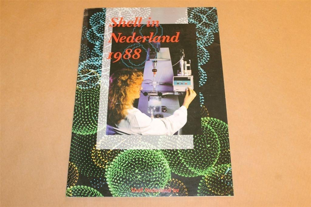 Shell in Nederland - Uitgave 1988, Ophalen of Verzenden, Zo goed als nieuw