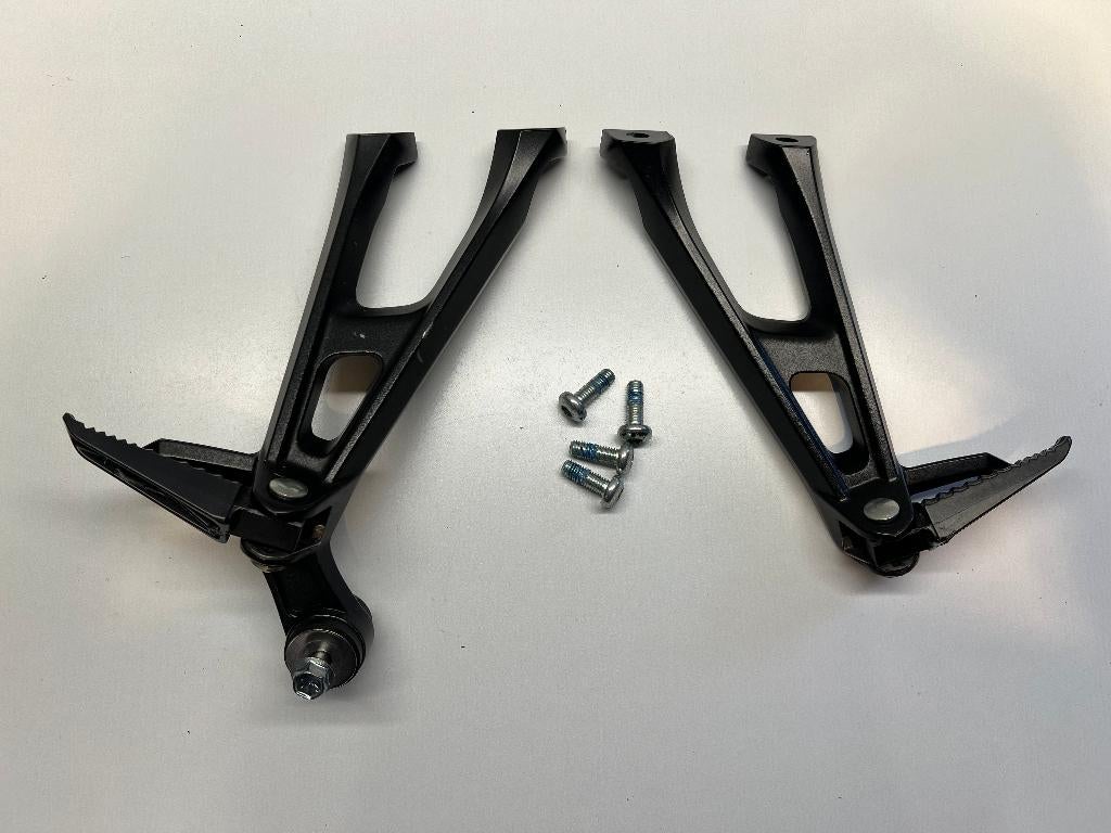 Suzuki GSXR 1000 2012-2016 Set Duo  Passagier Voetsteunen, Gebruikt, Verzenden, Suzuki Nederland, Info@suzuki.nl