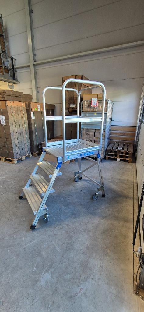 Verrijdbare platformtrap Zarges aluminium enkel 4 treden, Zakelijke goederen, Kantoor en Winkelinrichting | Magazijn, Stelling en Opslag