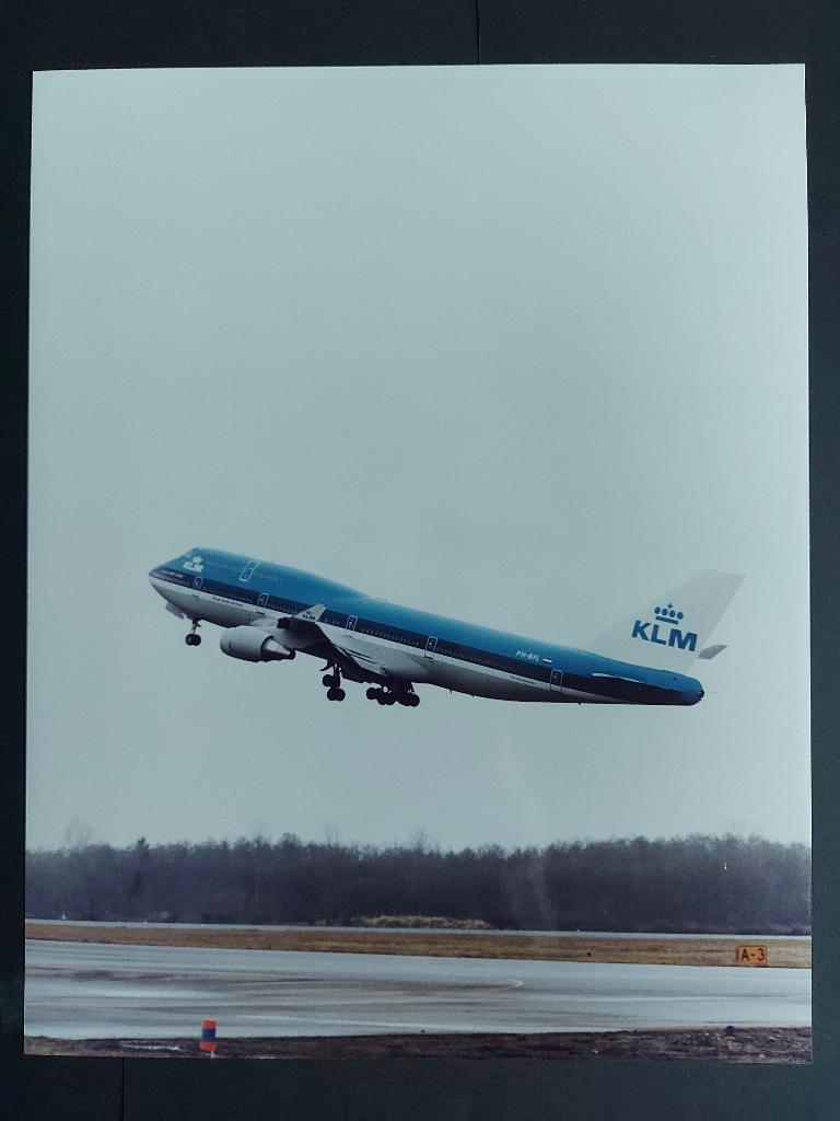 Foto van een opstijgende KLM Boeing 747-400 (F954), Ophalen of Verzenden, Gebruikt, Kaart, Foto of Prent