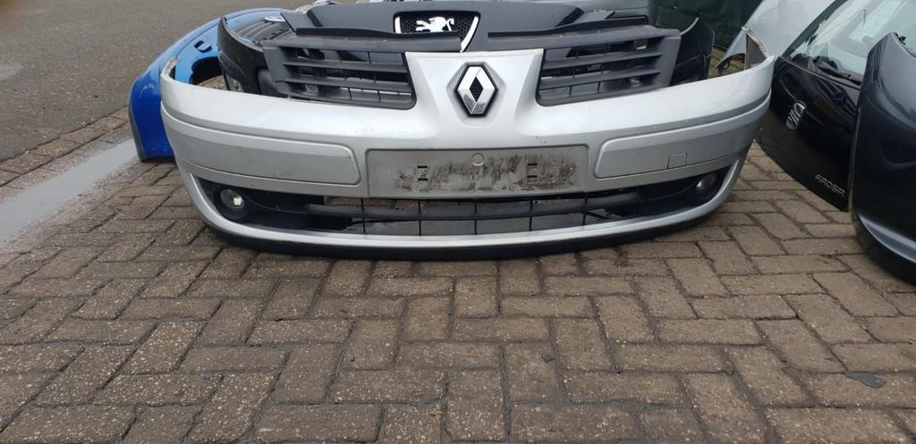 RENAULT LAGUNA VOORBUMPER BJ 2007, Ophalen of Verzenden, Gebruikt, Voor, Bumper