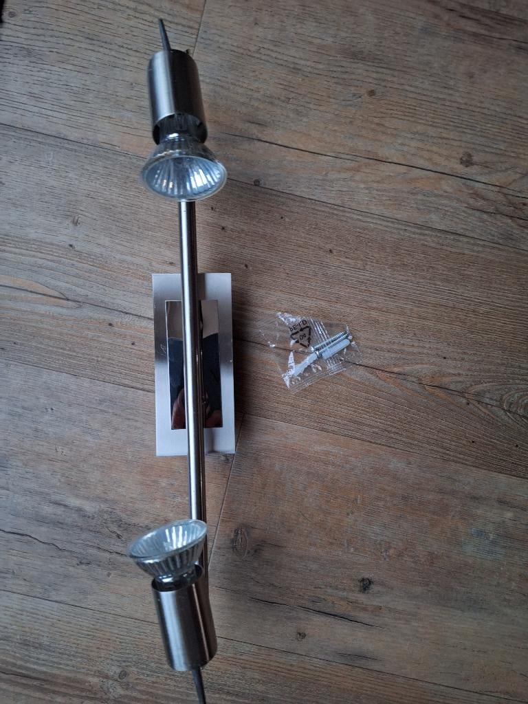 Spotje zilverkleurig met bevestigingsmateriaal, Metaal of Aluminium, Ophalen of Verzenden, Zo goed als nieuw, Led