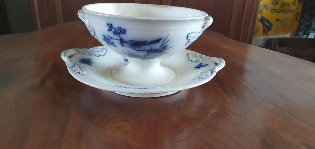 Oude verweerde saucière  Longwy blauw decor, Antiek en Kunst, Antiek | Servies los, Ophalen of Verzenden