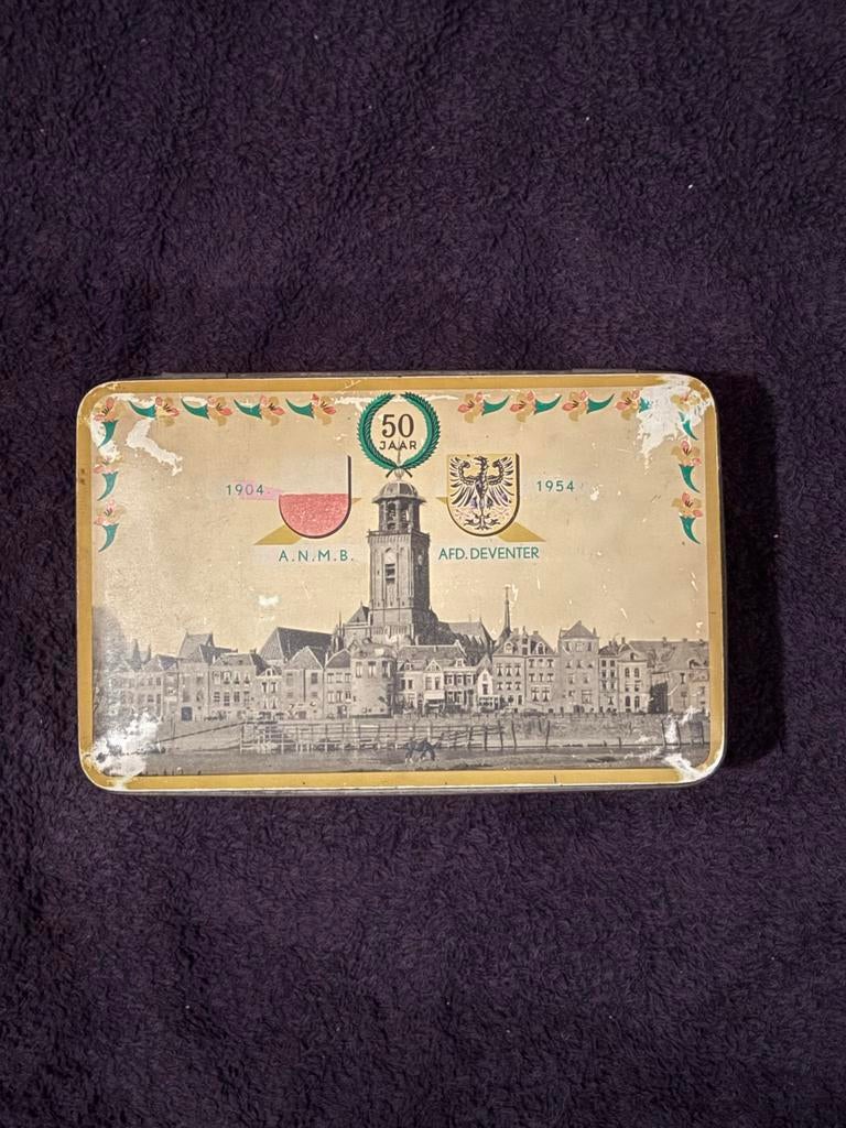 Vintage A.N.M.B. Blikken Trommel - 50 Jaar Deventer, Verzamelen, Blikken, Gebruikt, Koek(jes), Overige merken, Ophalen of Verzenden