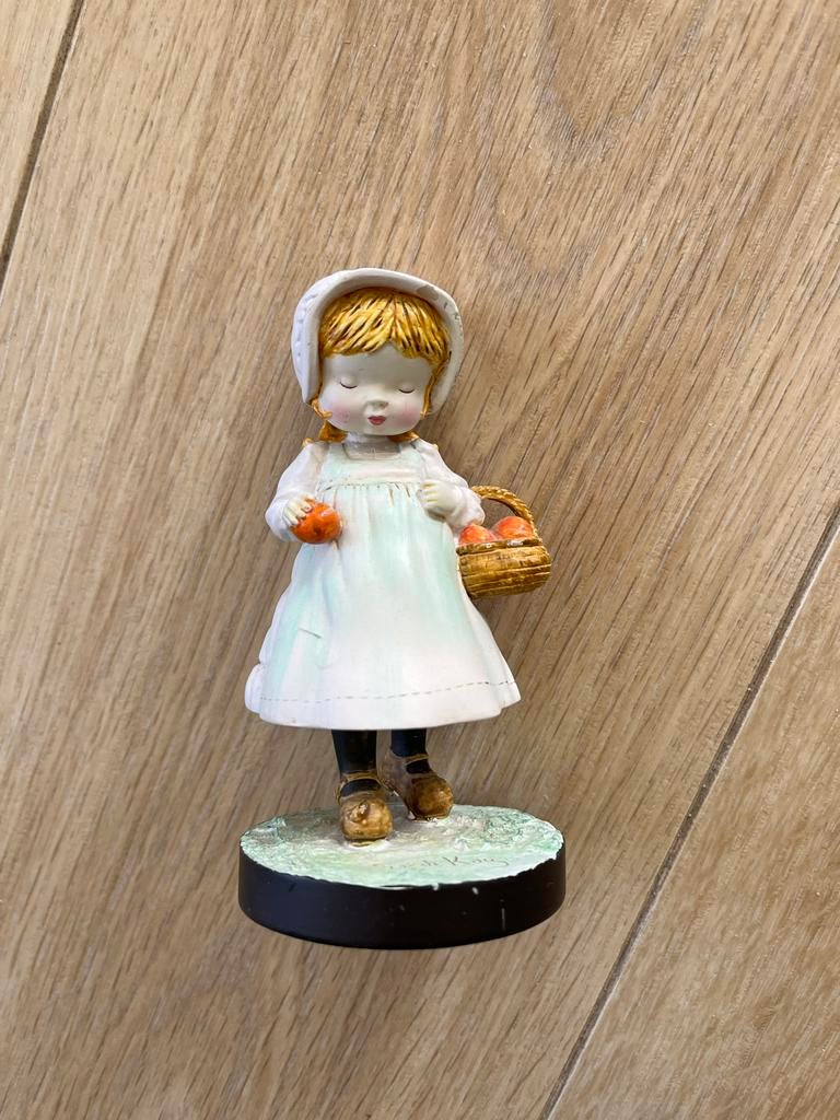 Sarah Kay beeldje meisje met mandje appels de agostini, Ophalen of Verzenden, Zo goed als nieuw, Mens