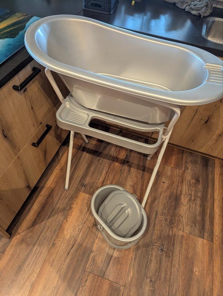 Babybadje met standaard en luier emmer, Ophalen, Gebruikt, Badje