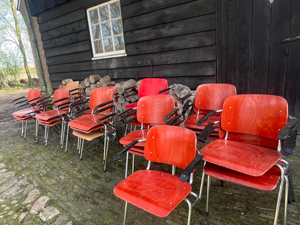27 oude schoolstoelen met armleggers, Gebruikt, Vintage, Ophalen of Verzenden, Vijf, Zes of meer stoelen