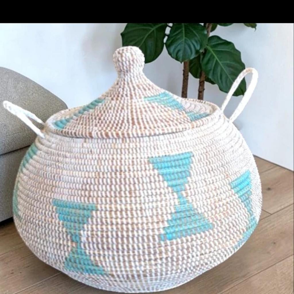 Afrikaanse bolmand met deksel - Handgemaakt riet, Huis en Inrichting, Woonaccessoires | Schalen en Manden, Mand, Ophalen of Verzenden