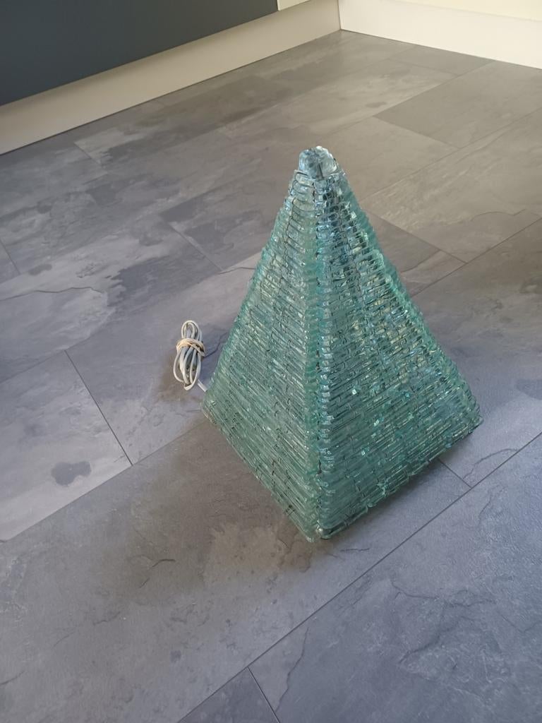 Brutalist piramide lamp van glas, Ophalen of Verzenden, Gebruikt, Glas, Minder dan 50 cm