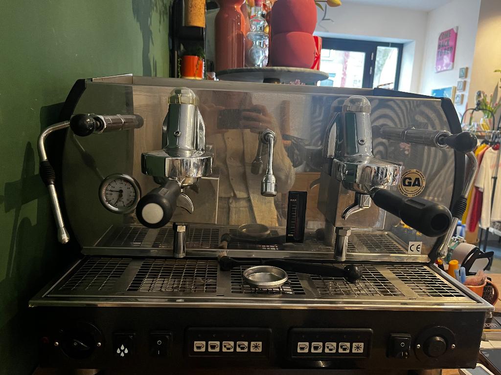 Piston koffie /espressomachine 2 groeps la nuova era altea, Ophalen, Gebruikt