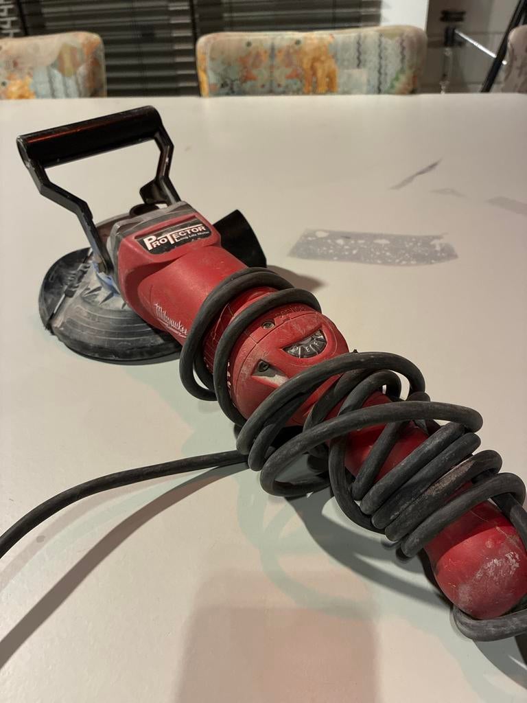 Milwaukee Protector slijpmachine, Ophalen of Verzenden, Gebruikt, Minder dan 700 watt, Haakse handslijpmachine