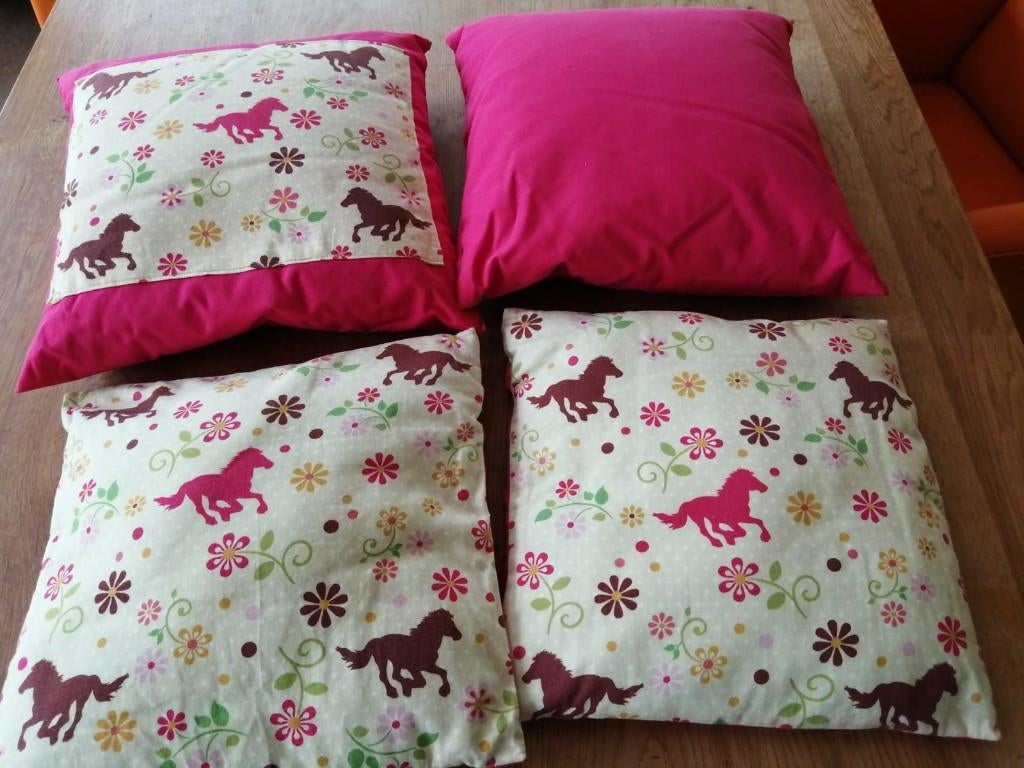 Vier kussens voor kinderkamer, thema paarden, Ophalen of Verzenden, Zo goed als nieuw, Kleed of Kussen