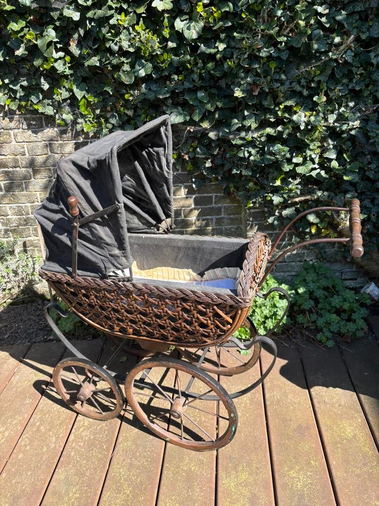 Antieke poppenwagen inclusief 2 poppen, Ophalen