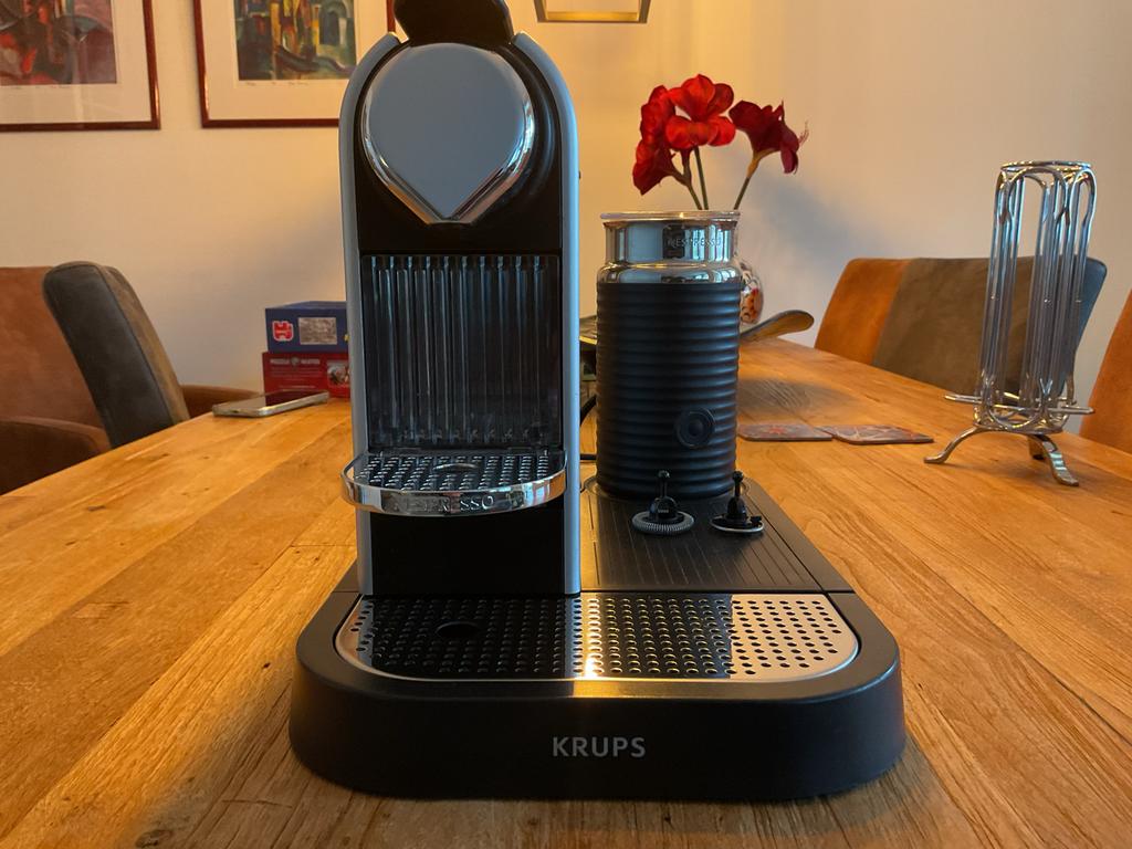 Krups Nespresso koffiezetapparaat met melkopschuimer, Koffiemachine, Ophalen of Verzenden, Zo goed als nieuw, 1 kopje