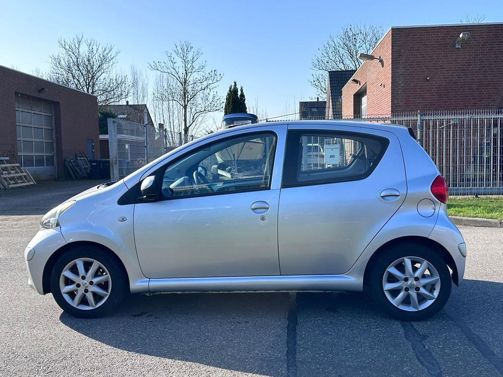 Toyota Aygo 1.0-12V + 5DR*Airco*NAP*13-02-2027 APK*LM velgen, Voorwielaandrijving, Gebruikt, 4 stoelen, Origineel Nederlands
