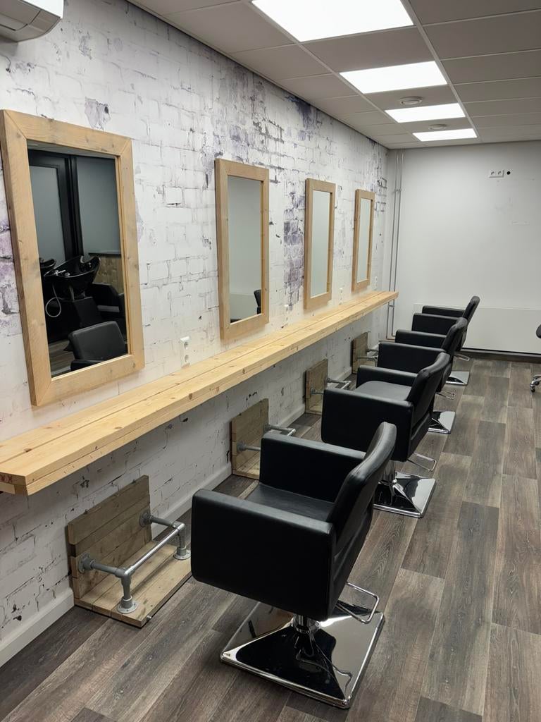 4 kappers stoelen 4 spiegels 2 wastafel stoelen