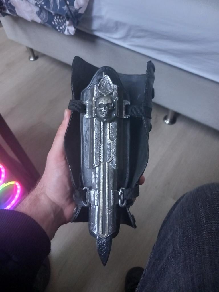 Assassins creed black flag hiddenblade, Ophalen