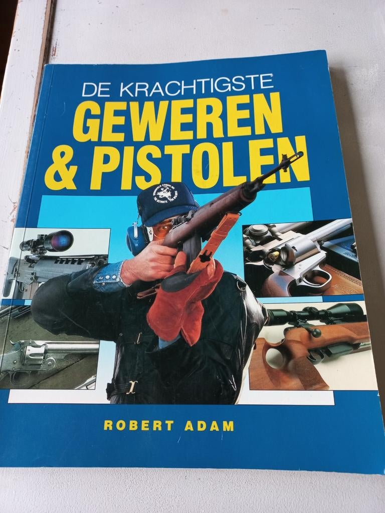 De Krachtigste Geweren & Pistolen - Robert Adam (1991), Gelezen, Robert Adam, Ophalen of Verzenden, 1945 tot heden