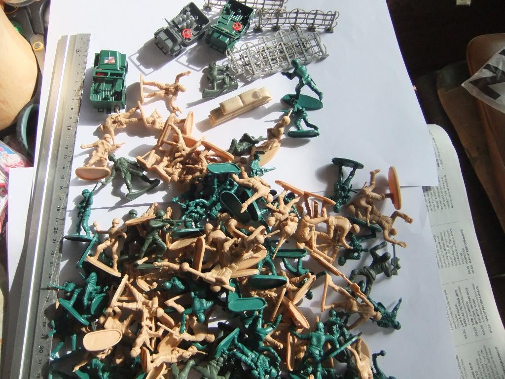 grote hoeveelheid soldaatjes ,+ jeeps,zandzakken ,hekjes, Verzenden, Zo goed als nieuw