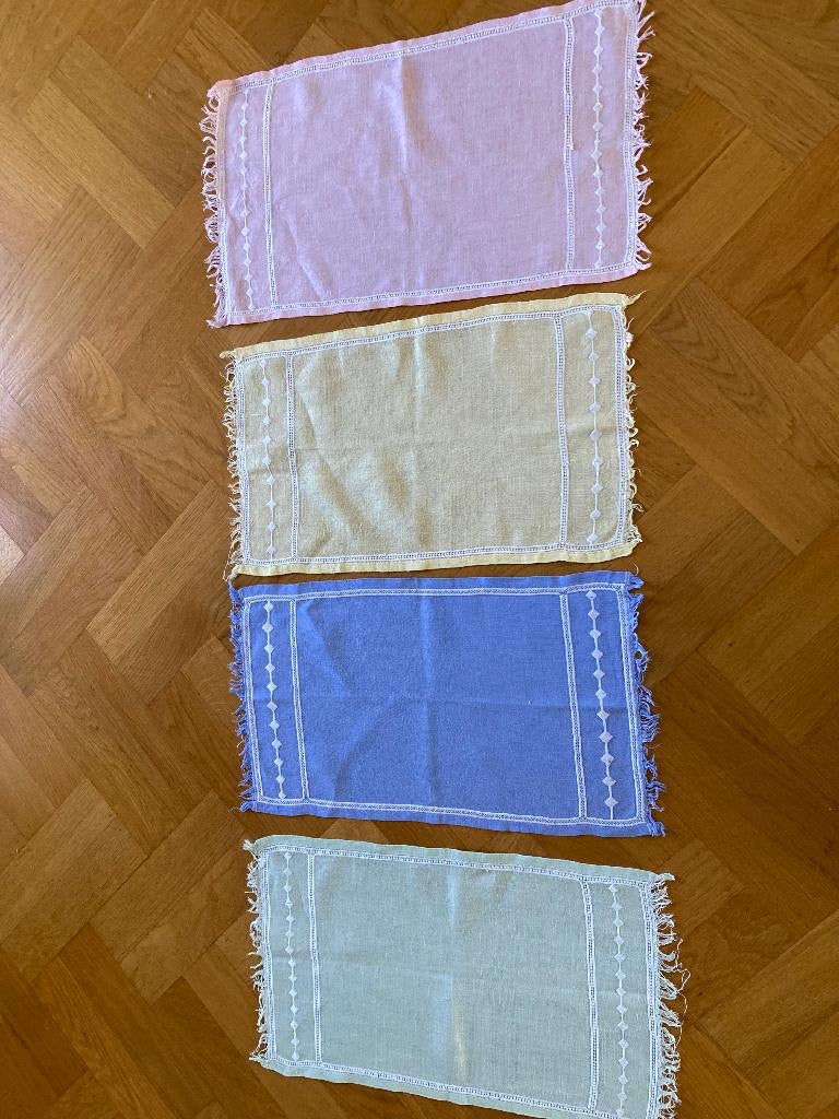 4 stuks placemats met servetten ajour geborduurd, Ophalen of Verzenden, Zo goed als nieuw, Wit, Overige typen