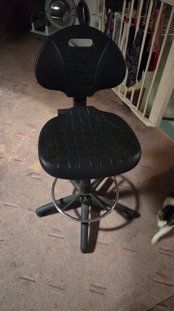 Hoge werkstoel / kruk met rugleuning – zwart, Ophalen, Zo goed als nieuw