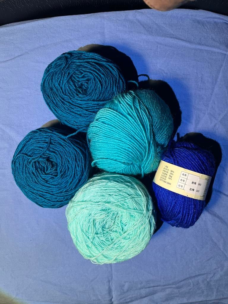 blue yarn wool 300g, Ophalen of Verzenden, Zo goed als nieuw, Haken, Wol of Garen