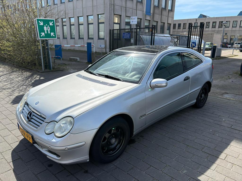 Mercedes-Benz C180 Kompr Sportcoupe AUT 2004 AIRCO APK, Auto's, Automaat, Zwart, 4 stoelen, 1796 cc