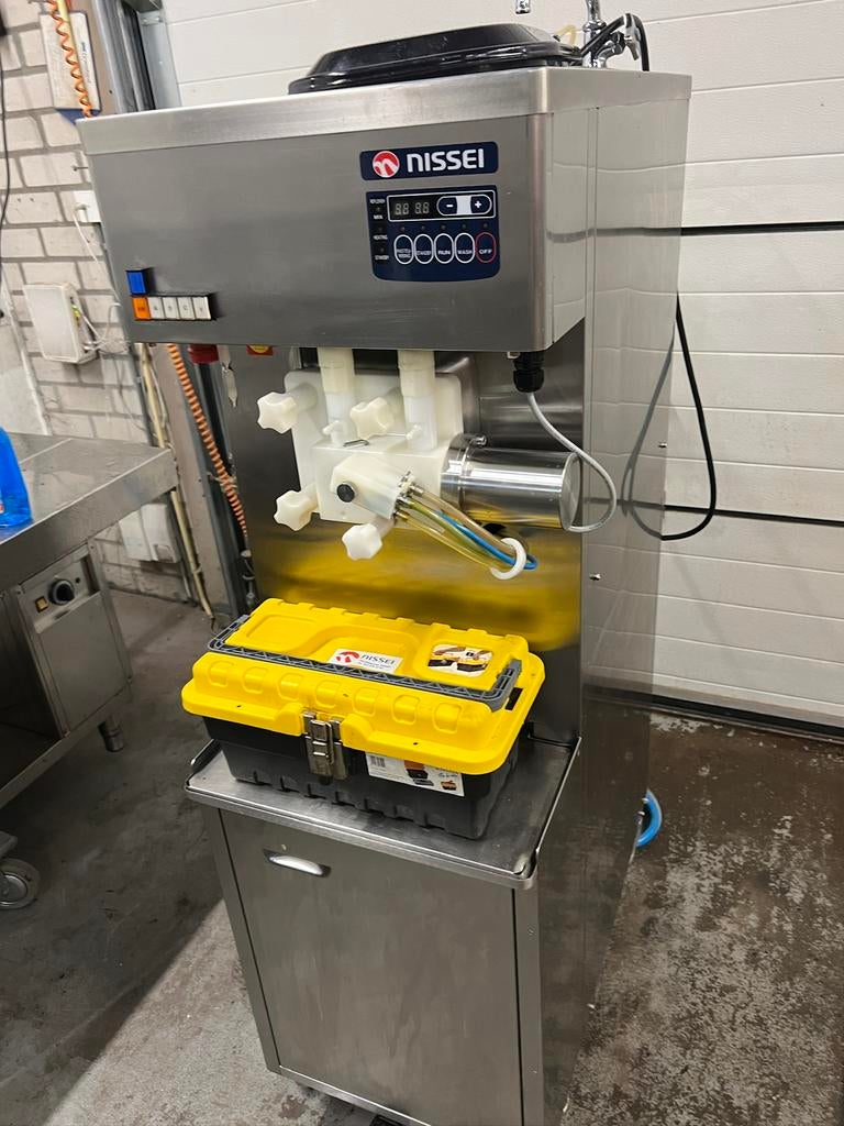Nissei softijsmachine en melkshakemqxhine me 4 smaken, Ophalen, Koelen en Vriezen