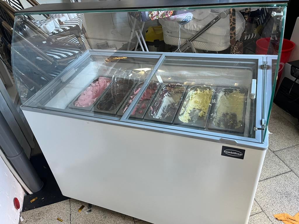 Schepijs vitrine, Ophalen, Zo goed als nieuw