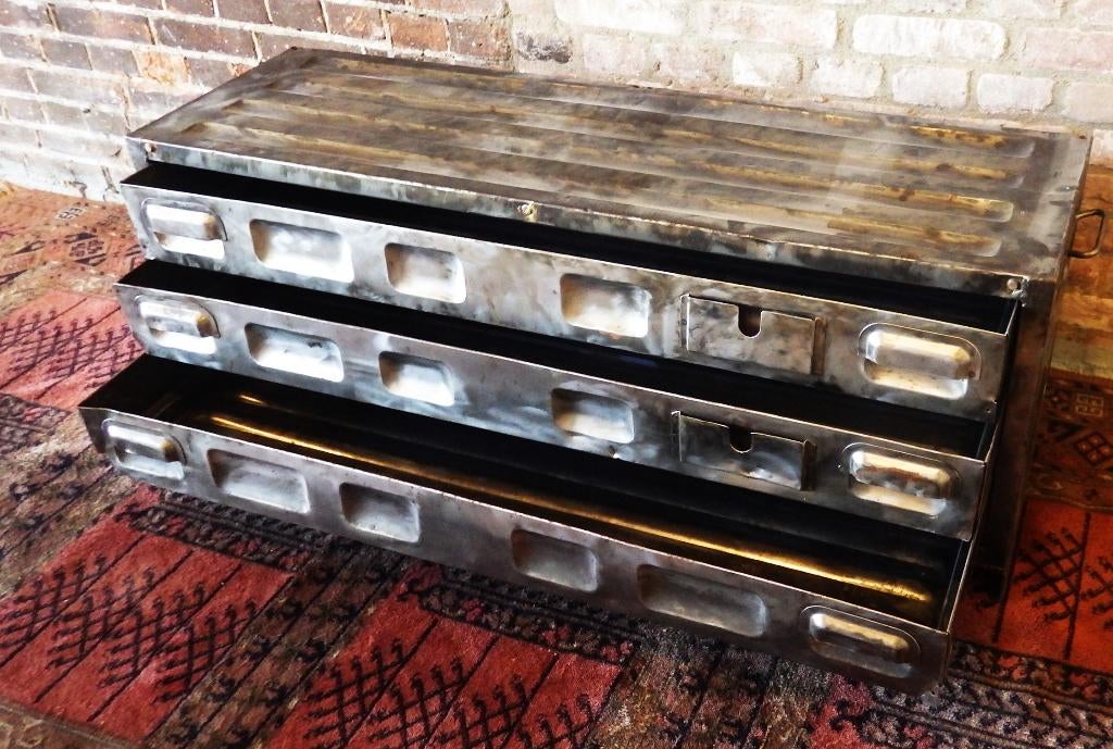 * Industrieel tafel tv meubel* geheel metaal., Ophalen