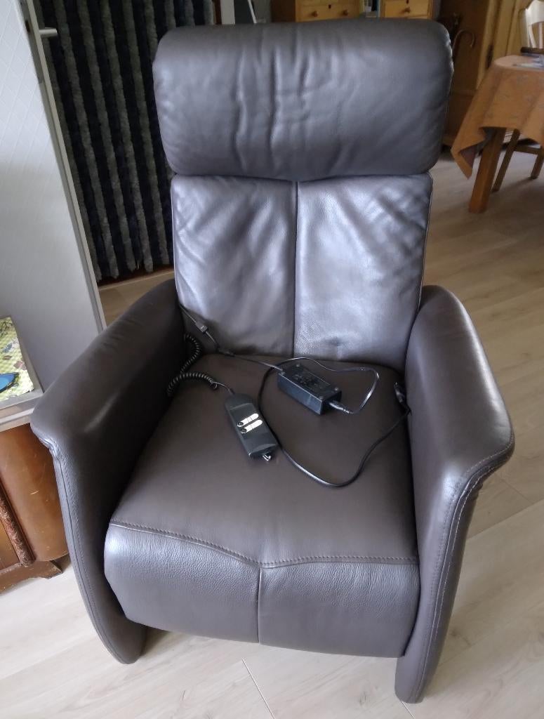 Bruin leren relaxfauteuil - elektrisch bediening i.g.st., Huis en Inrichting, Fauteuils, Ophalen, Gebruikt, Minder dan 75 cm, Bruin leren relaxfauteuil - elektrische bediening - nieuw gevuld