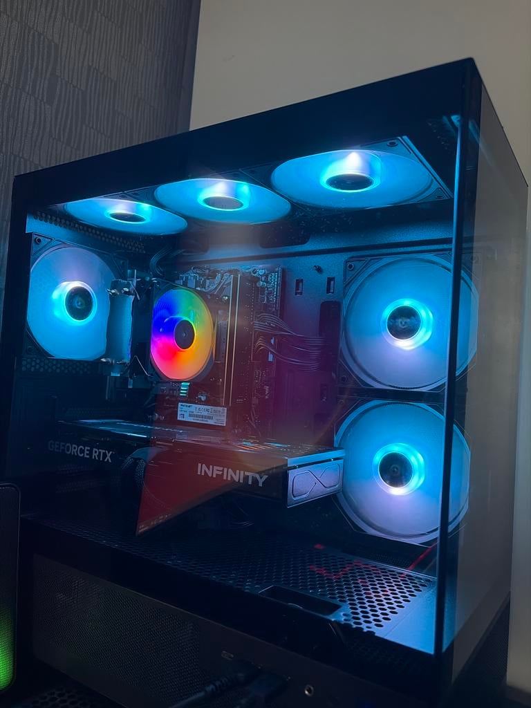 Desktop PC met RTX 5070, Computers en Software, Desktop Pc's, 32 GB, Ophalen of Verzenden, Zo goed als nieuw, Gaming