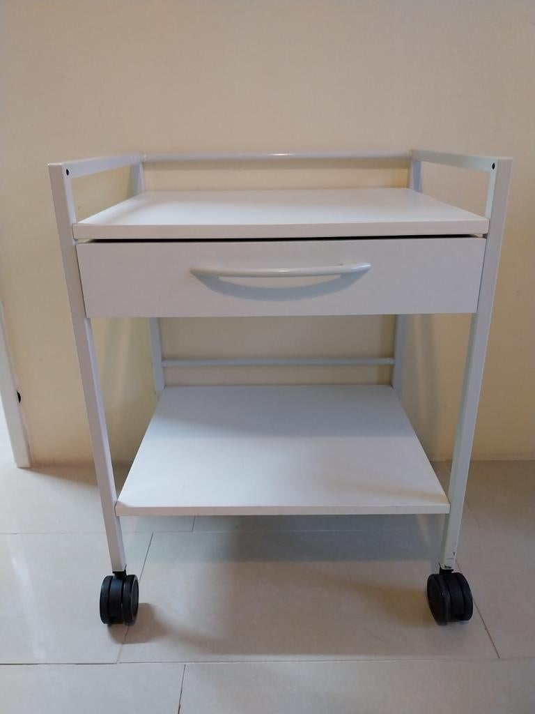 Wit verrijdbaar bijzettafeltje met lade en plank, Huis en Inrichting, Tafels | Bijzettafels, 45 tot 60 cm, Gebruikt, Modern, functioneel