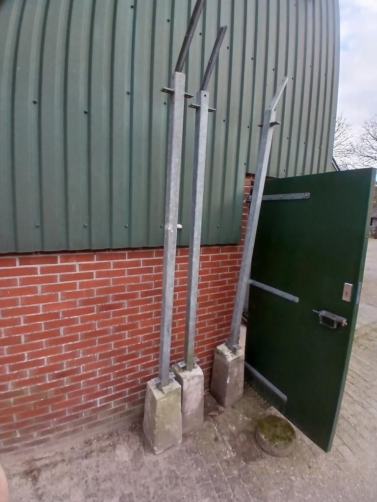 Metalen palen gegalvaniseerd met betonvoet (hekwerk), Ophalen, Zo goed als nieuw, IJzer, Spijlenhekwerk
