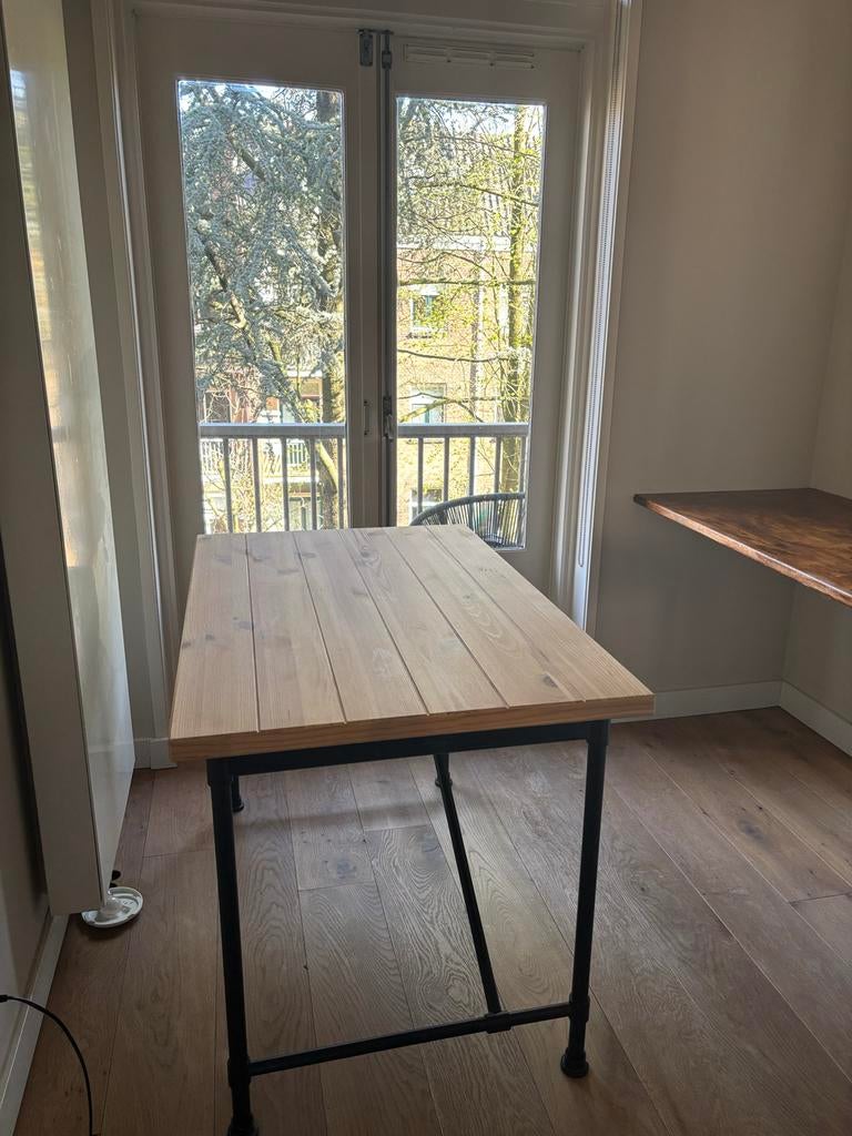 Houten bureau met zwart metalen onderstel, Ophalen, Gebruikt